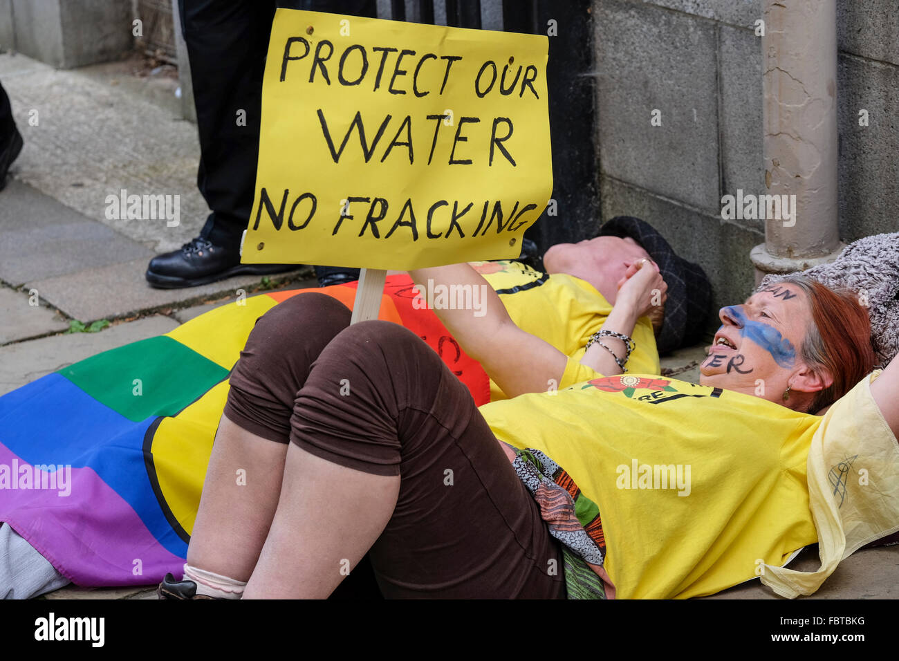 Anti-Fracking Demonstranten Besorgnis über Wasserqualität bei einer Demonstration in Preston, Lancashire. Stockfoto
