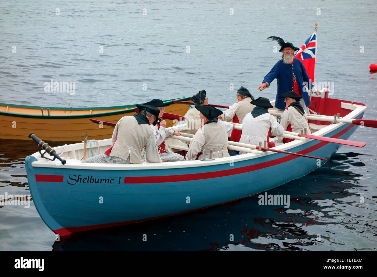 Eine traditionelle britische Longboat mit Ruderer in Shelburne, Nova Scotia, Kanada Stockfoto