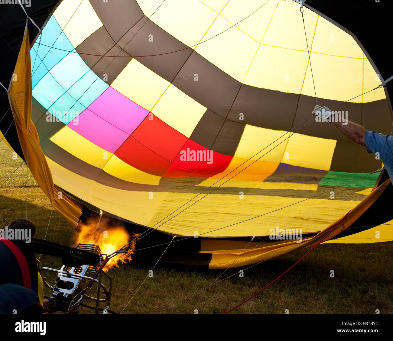 Brenner der Heißluftballon senden die Hitze in den Baumkronen Stockfoto