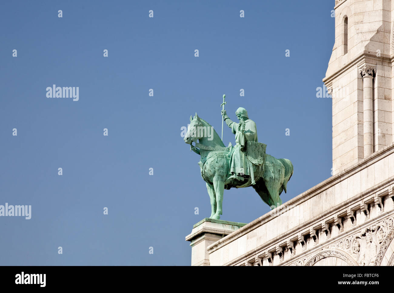 Einer der die grüne Bronzestatuen am Rande des Sacre Coeur in Paris Stockfoto