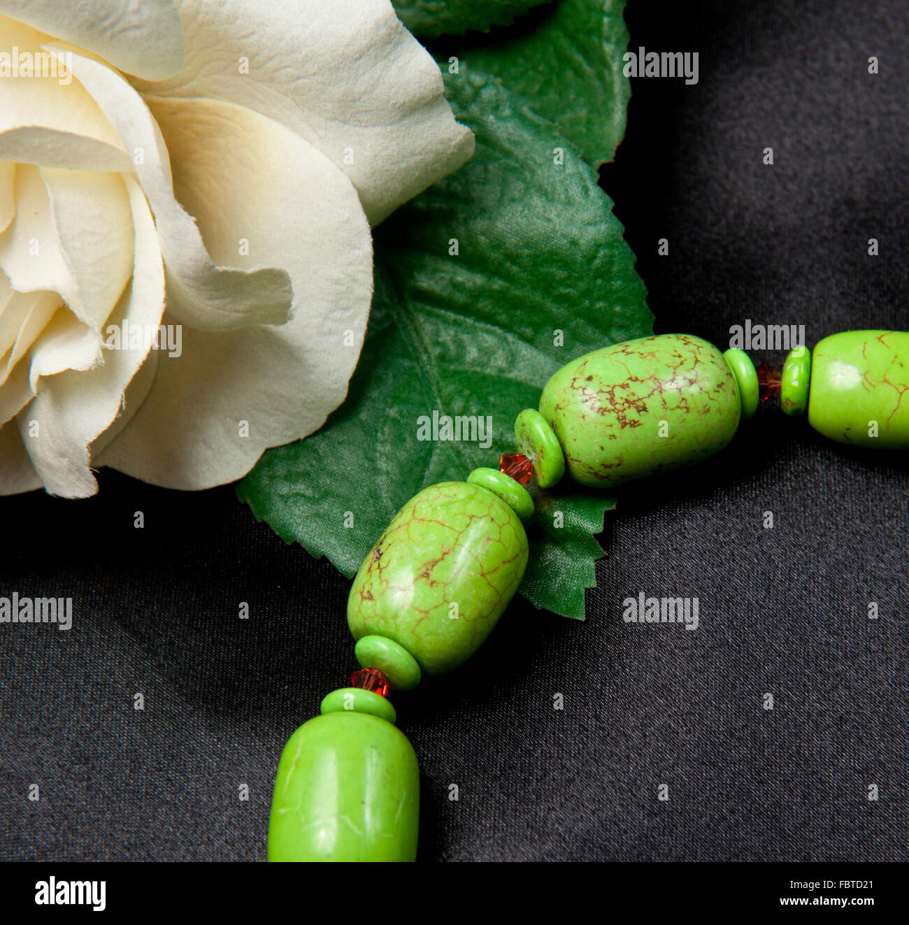 Grüne Perlen in der hand made Armbänder und Schmuck gegen Schwarz Stockfoto