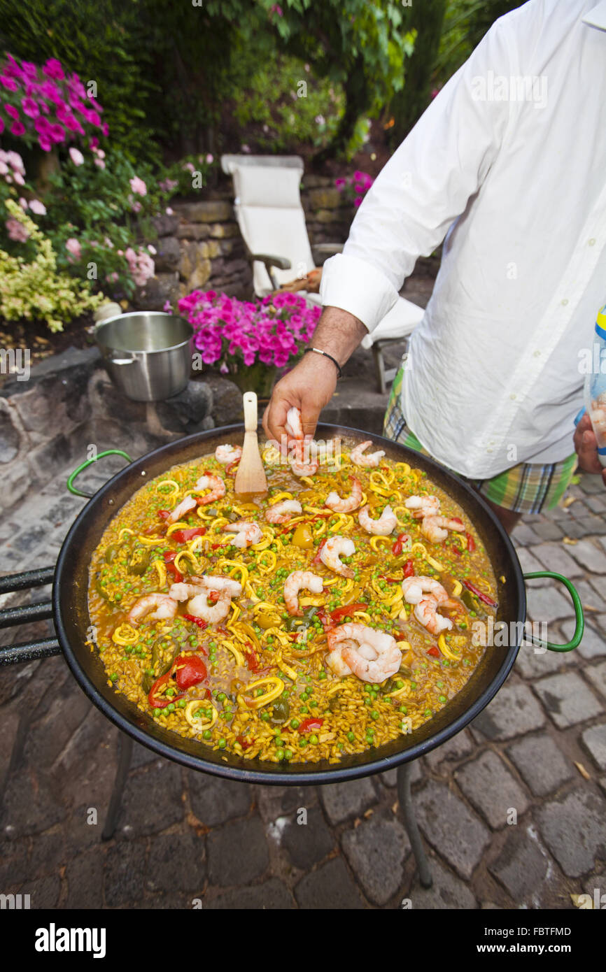Ein Koch bereitet Ei Con paella Stockfoto