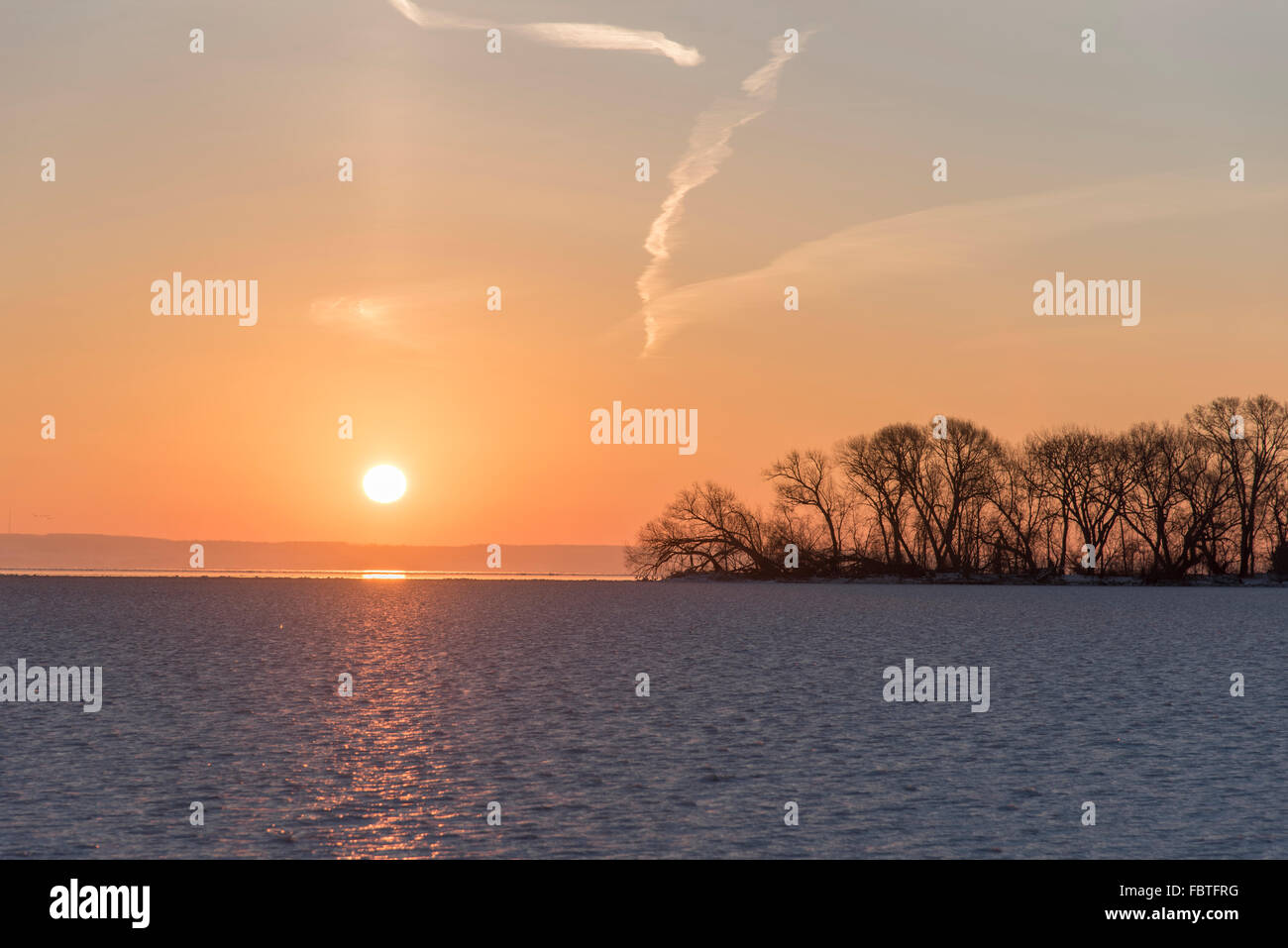 Eis kalt Sonnenaufgang über eine teilweise gefrorenen See Winnebago.  Die stark reflektierende Teil am Horizont muss Freiwasser ne Stockfoto