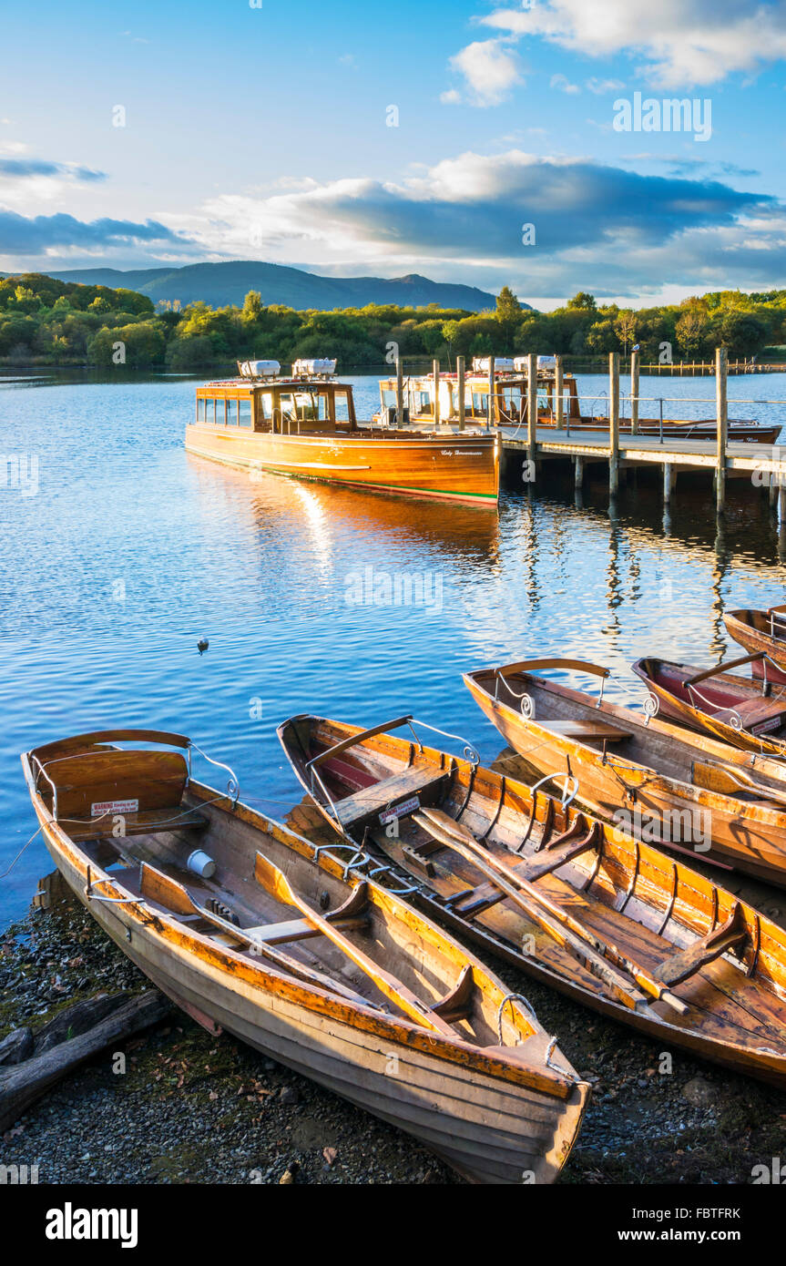 Holz- Ruderboote und Fähre Keswick Landungsbrücken Derwent Water Keswick, Lake District, Cumbria England UK GB EU Europa Stockfoto