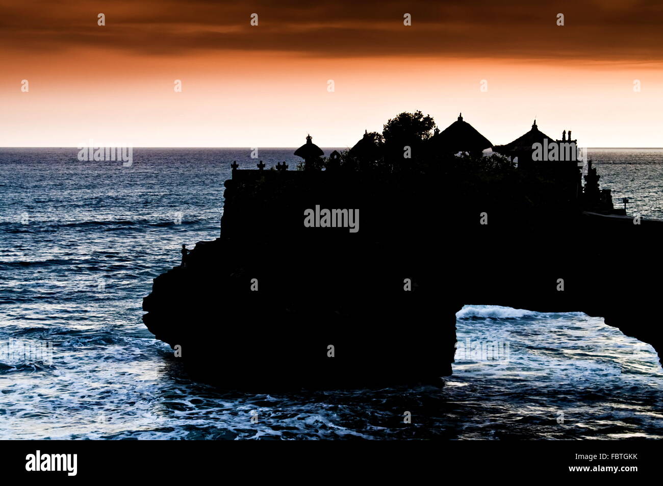 Sonnenuntergang in Tanah Lot Tempel Stockfoto