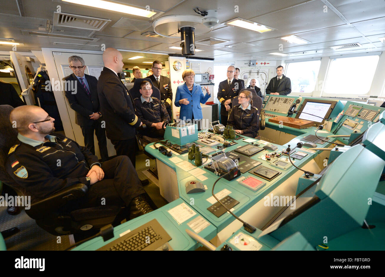 Kiel, Deutschland. 19. Januar 2016. Kiel, Deutschland. 19. Januar 2016. Deutsche Bundeskanzlerin Angela Merkel (CDU) stehen auf der Brücke der Korvette Braunschweig auf dem Marinestützpunkt in Kiel, Deutschland, 19 Januar 2016. Während ihres Besuchs lernte Bundeskanzlerin Merkel über die Aufgaben und Fähigkeiten der Einheiten der Einsatzflotille 1. : Bildnachweis LUKAS SCHULZE/DPA: Dpa picture-Alliance/Alamy Live News Stockfoto