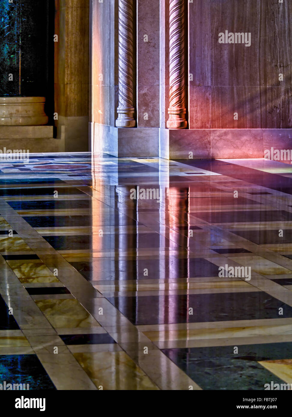 Licht von Glasfenster an der Kirche Stockfoto