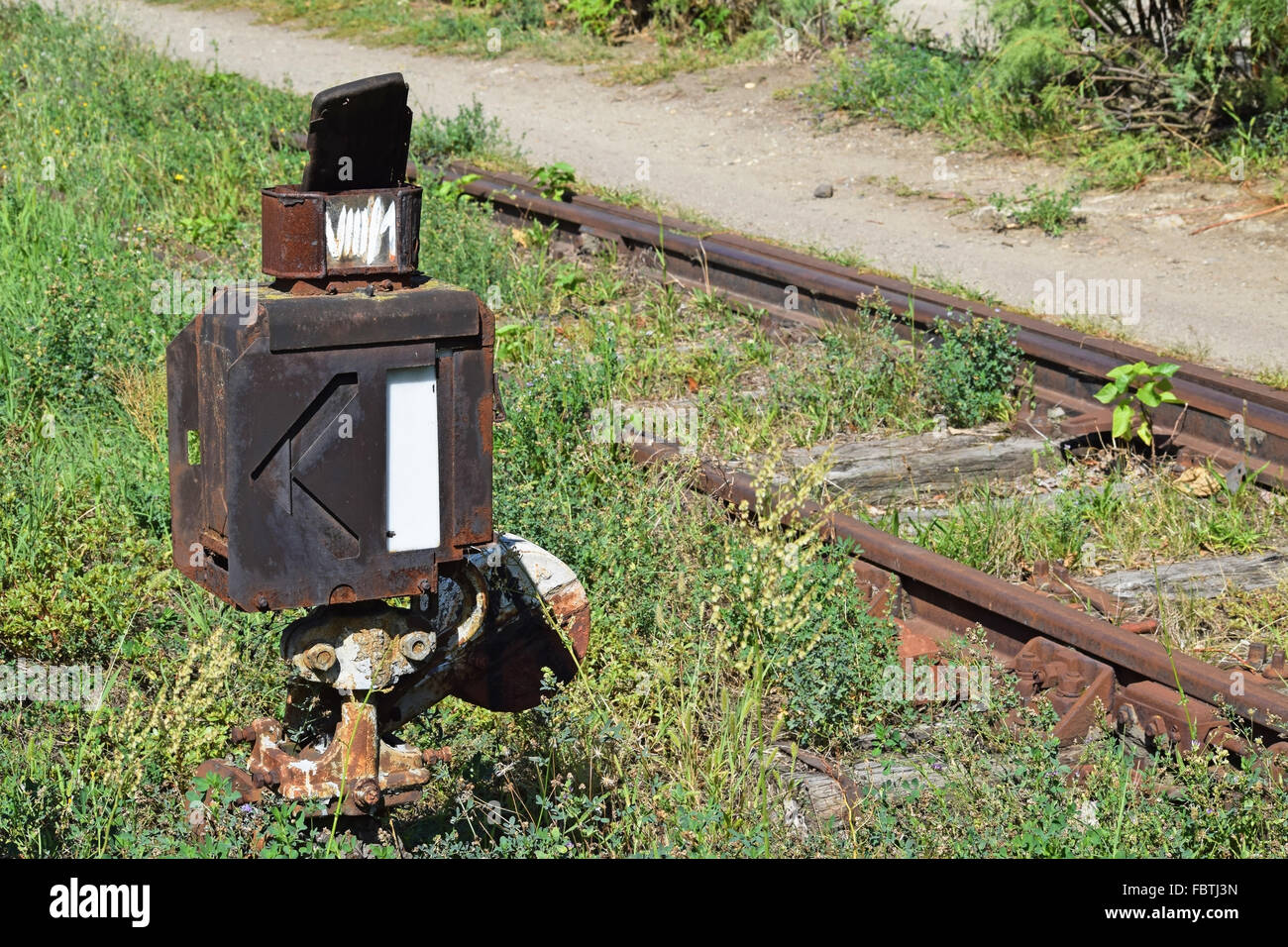 Alten rostigen Bahn Schalter neben einem verlassenen Bahnlinie Stockfoto