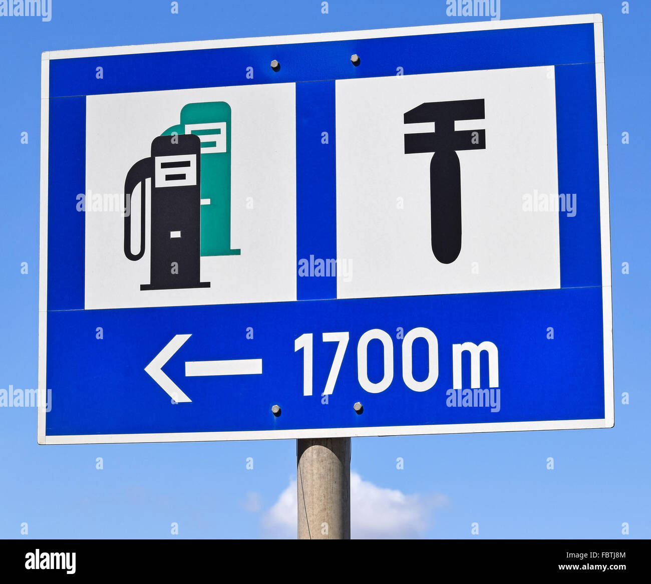 Zeichen des Gases und Service-Station auf der Straße Stockfoto