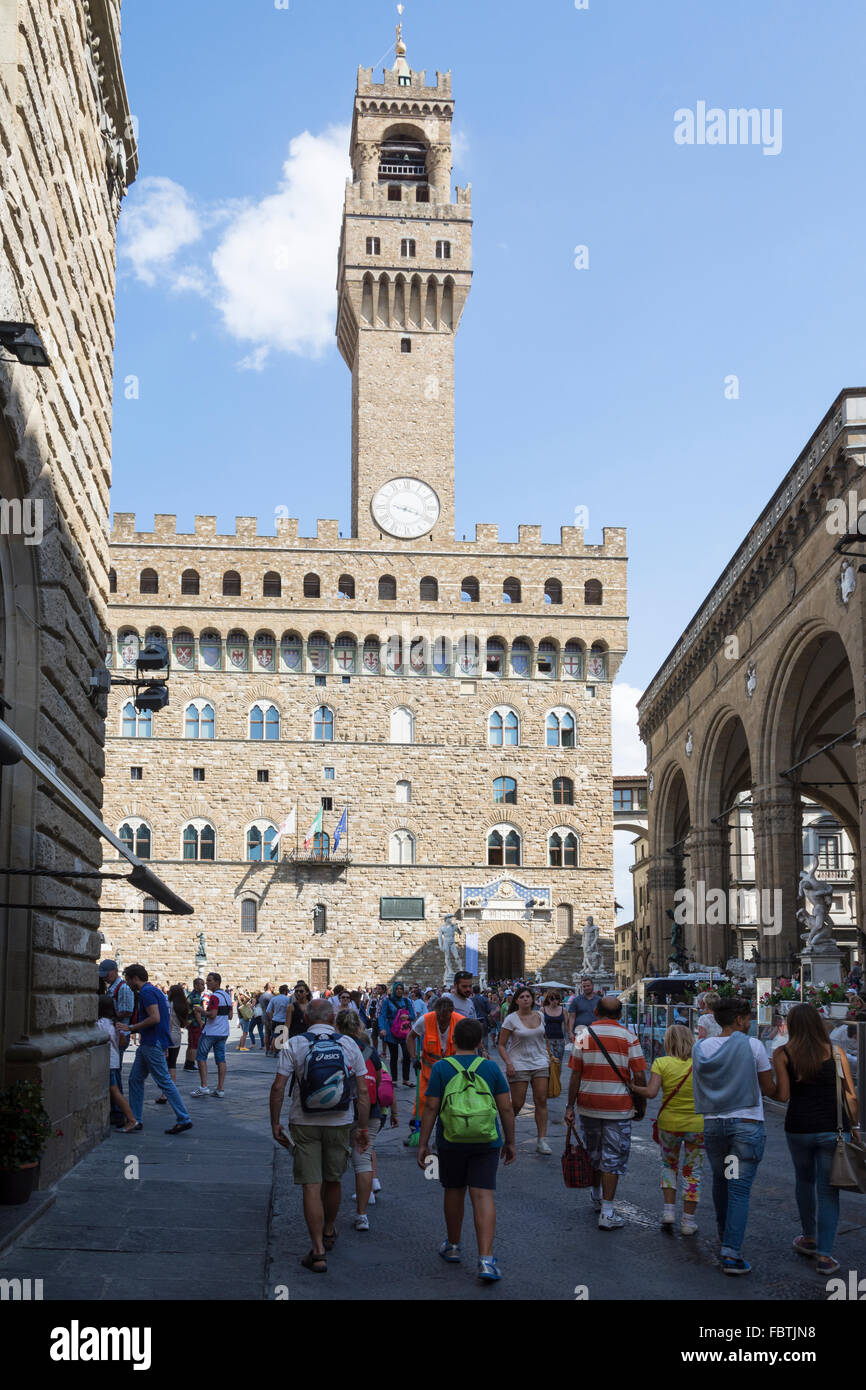 Florenz, Italien-august 26, 2014:many Touristen auf der Piazza della Signoria fotografieren, Souvenirs kaufen oder geben Sie in den Palazzo vecchi Stockfoto