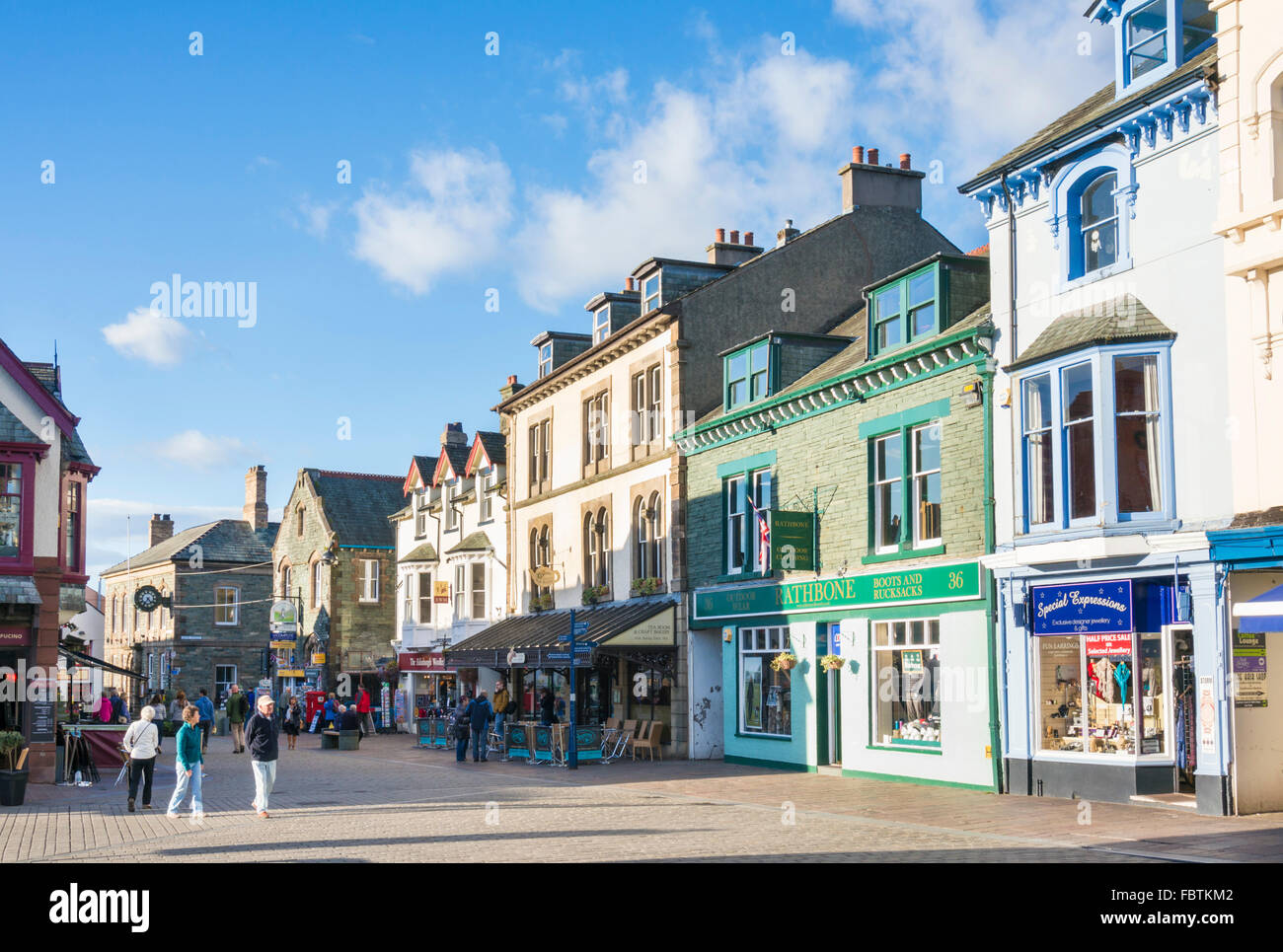 Lake District in Großbritannien Keswick, Lake District National Park Geschäfte auf der Main Street Keswick Cumbria Lake District England uk gb Europa Stockfoto