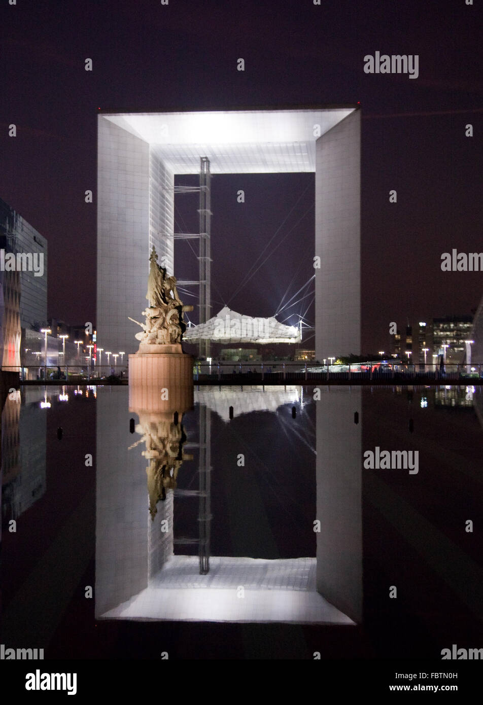 Reflexion der Grande Arche in Paris bei Nacht Stockfoto