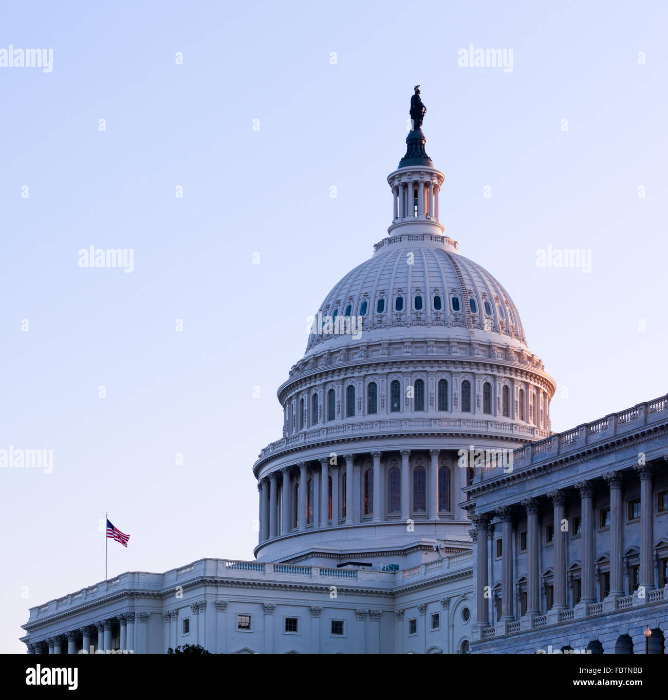 Sonnenaufgang hinter der Kuppel des Kapitols in DC Stockfoto