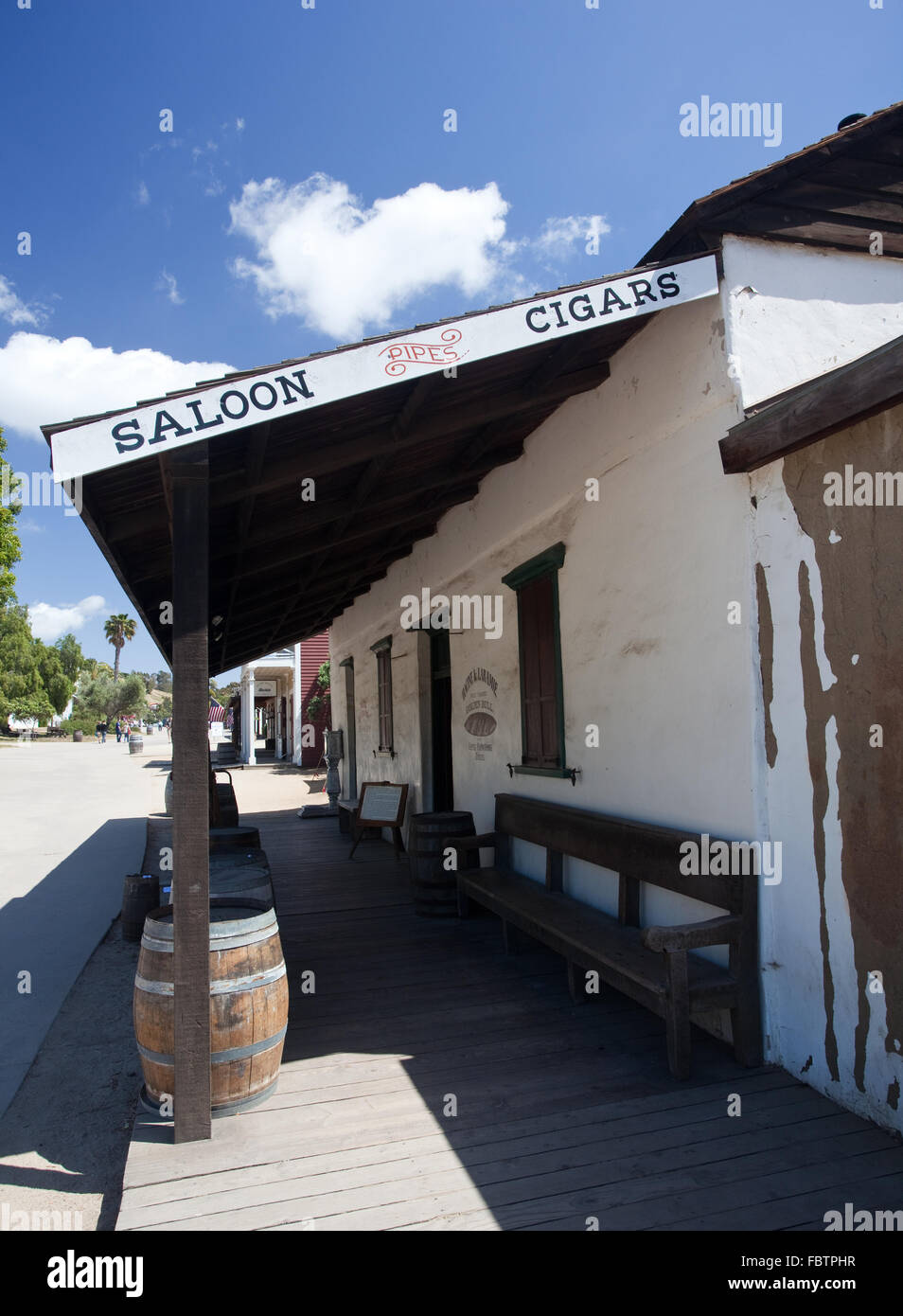 Old Town San Diego zeigt alten Saloon mit Fässern Stockfoto
