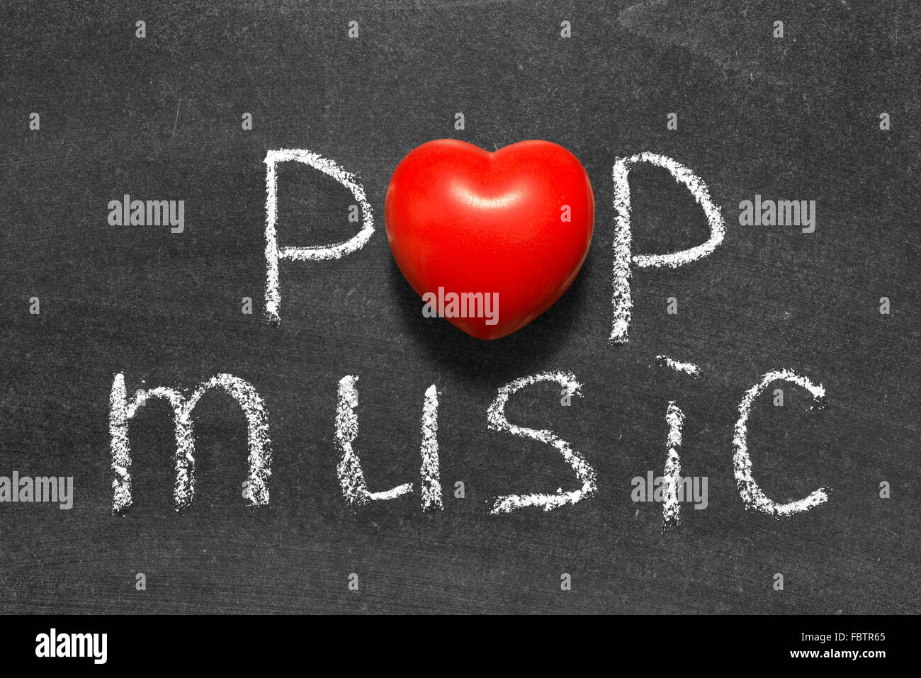 Pop Musik Ausdruck handschriftlich auf Tafel mit Herzsymbol statt O Stockfoto