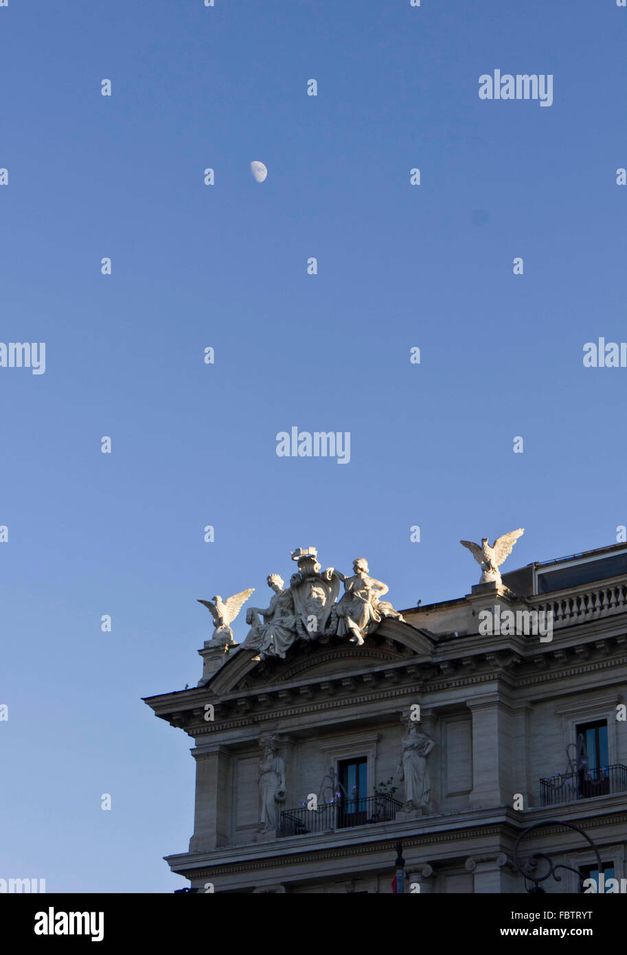 Rom, Italien - 30. Dezember 2014: Auf dem Dach der Piazza della Repubblica in Rom mit Engel-Statue und dem Mond Stockfoto