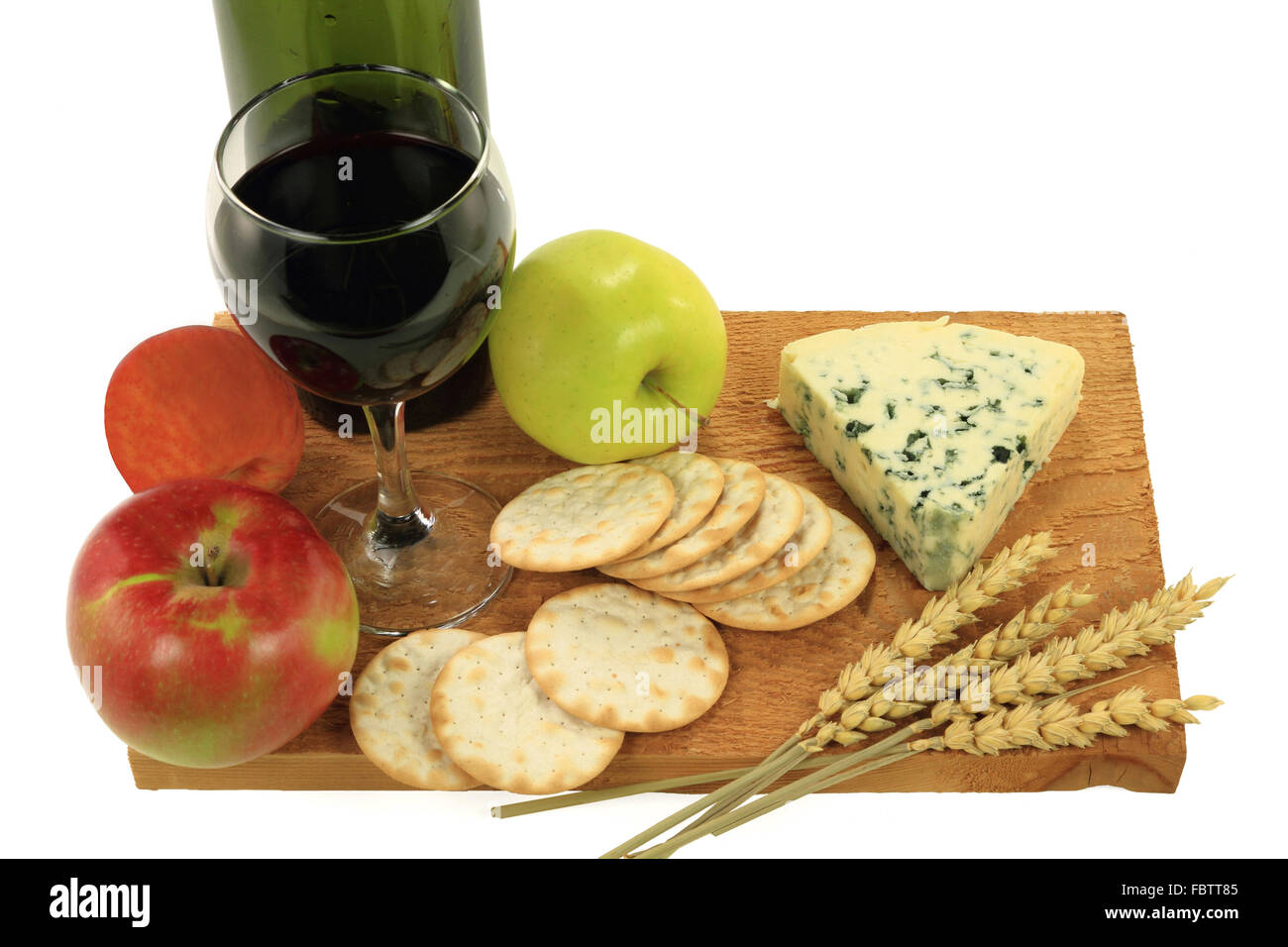 Blauschimmelkäse, Wein und Snacks. Stockfoto