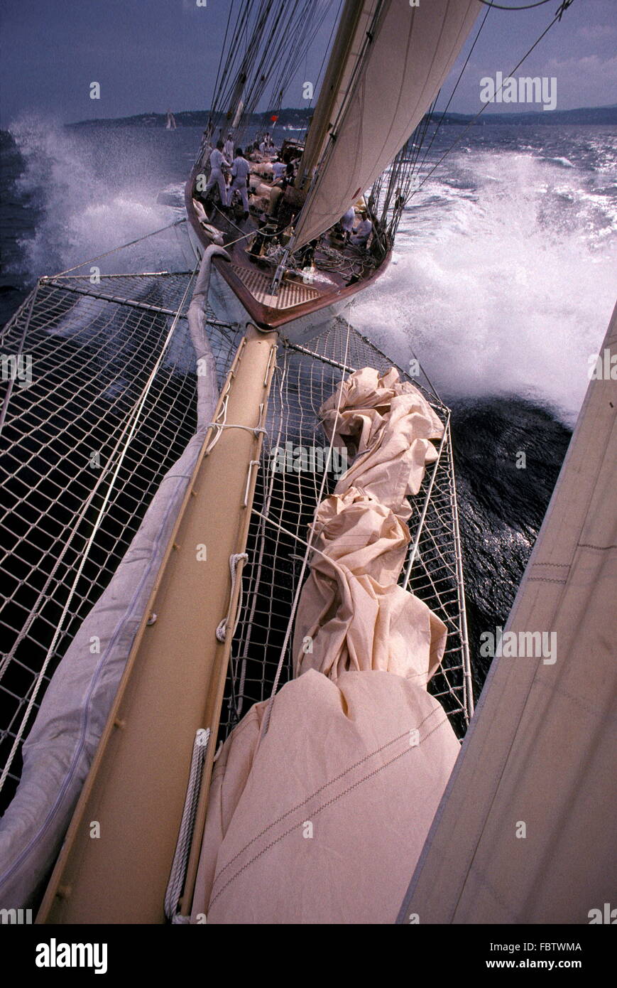 AJAX-NEWS-FOTOS. 1992, ST. TROPEZ, FRANKREICH - NIOULARGE CLASSIC REGATTA - VON DER BUGSPRIET VON DREI MASTEN TOPSAIL SCHOONER ADIX.  FOTO: JONATHAN EASTLAND/AJAX REF: 21501 3 49 Stockfoto