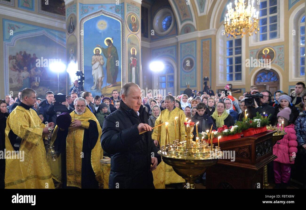 Der russische Präsident Vladimir Putin zündet eine Kerze in einer orthodoxen Christian Christmas-Dienst in der Kirche der Fürbitte 6. Januar 2016 in das Dorf Turginovo, Twer, Russland. Stockfoto