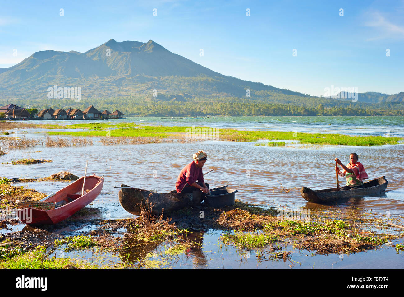 Balinesische Fischer in traditionellen Boot in einem See Batur Vulkan caldera Stockfoto