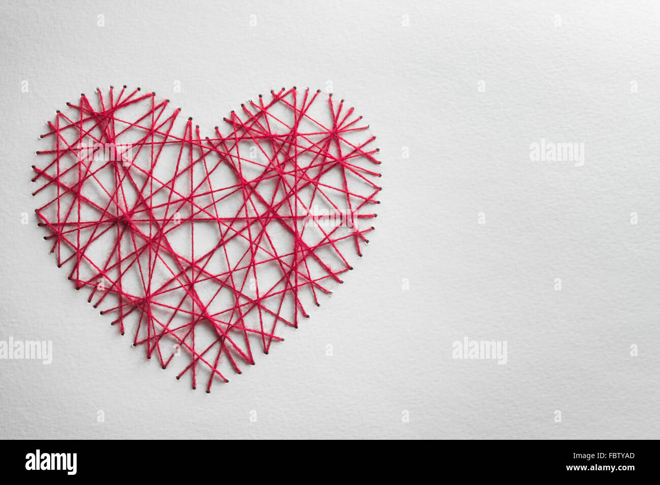 Rotes Herz aus Wolle, Valentinstag-Konzept gemacht. Stockfoto