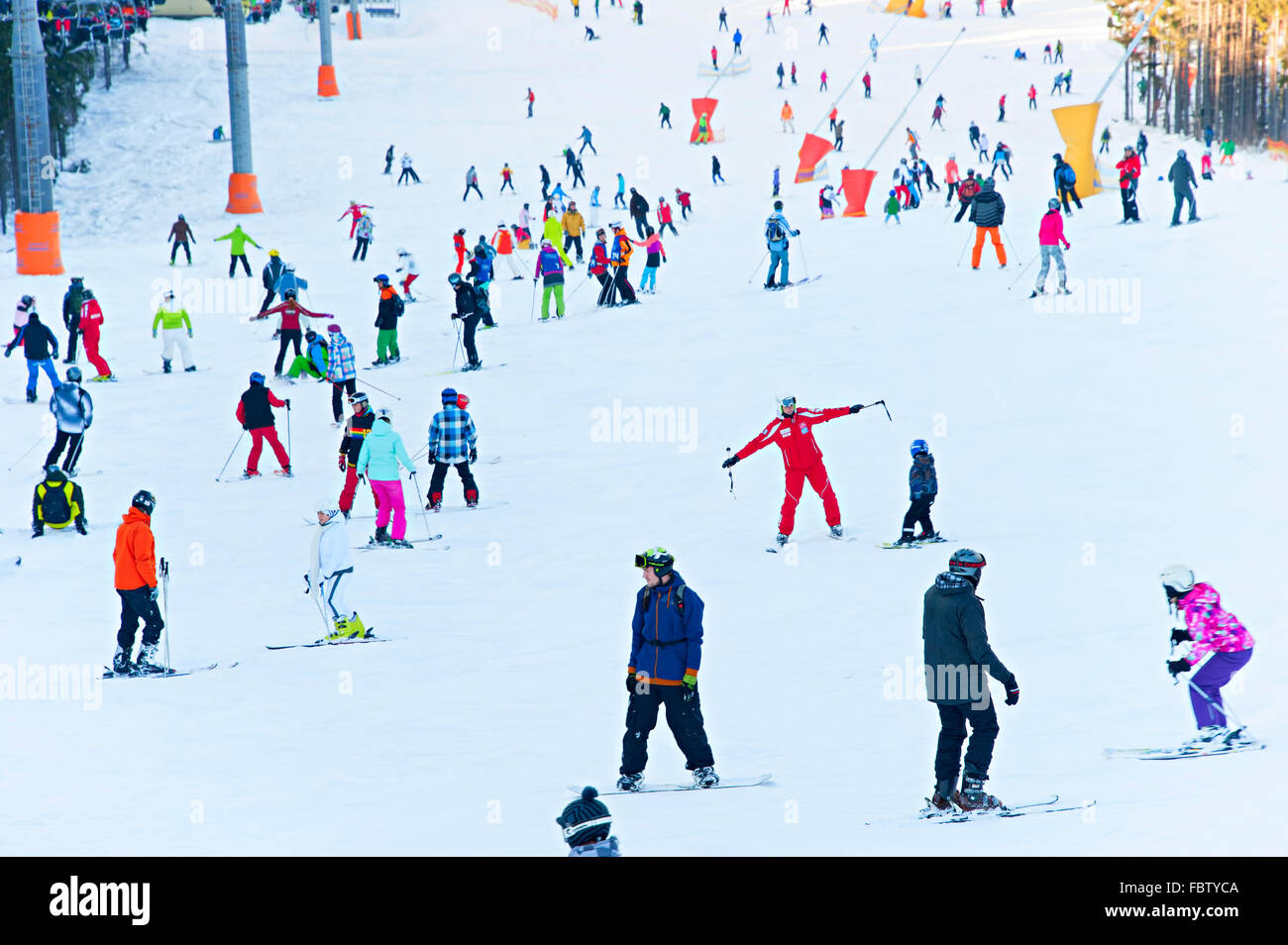 Viele Menschen auf einem Berghang im Skigebiet in Bukovel. Stockfoto