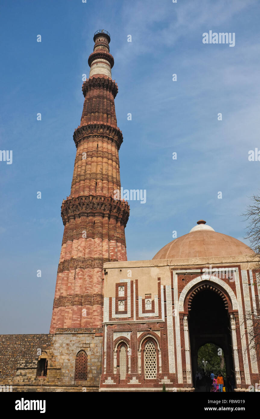 New Delhi, Indien. Die alten Qutub Minar-Standort in Delhi ist eine beliebte Sehenswürdigkeit Stockfoto