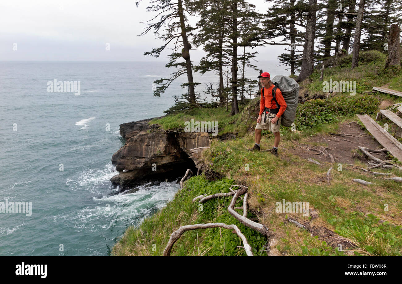 Wanderer, anhalten zu einem Aussichtspunkt mit Blick auf den Pazifischen Ozean nördlich von Tsusiat fällt Campingplatz auf der West Coast Trail. Stockfoto