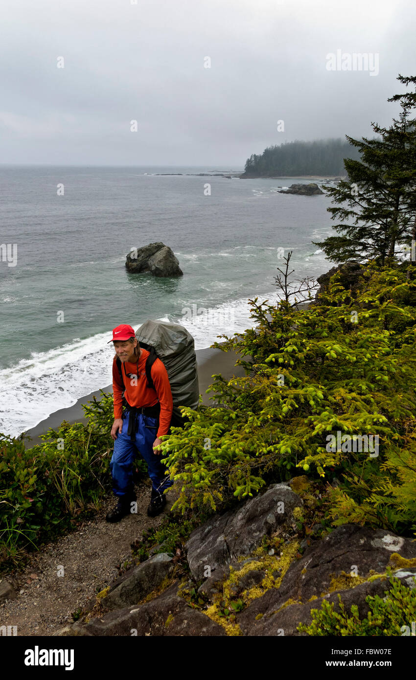 BRITISH COLUMBIA - Wanderer auf der West Coast Trail mit Blick auf den Pazifik, nördlich von Nitinat verengt sich auf Vancouver Island. Stockfoto
