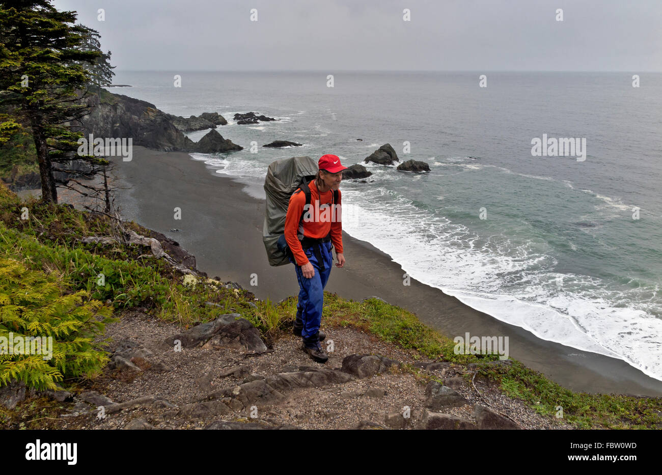BRITISH COLUMBIA - Wanderer auf der West Coast Trail mit Blick auf den Pazifischen Ozean; nördlich von Nitinat verengt sich auf Vancouver Island. Stockfoto