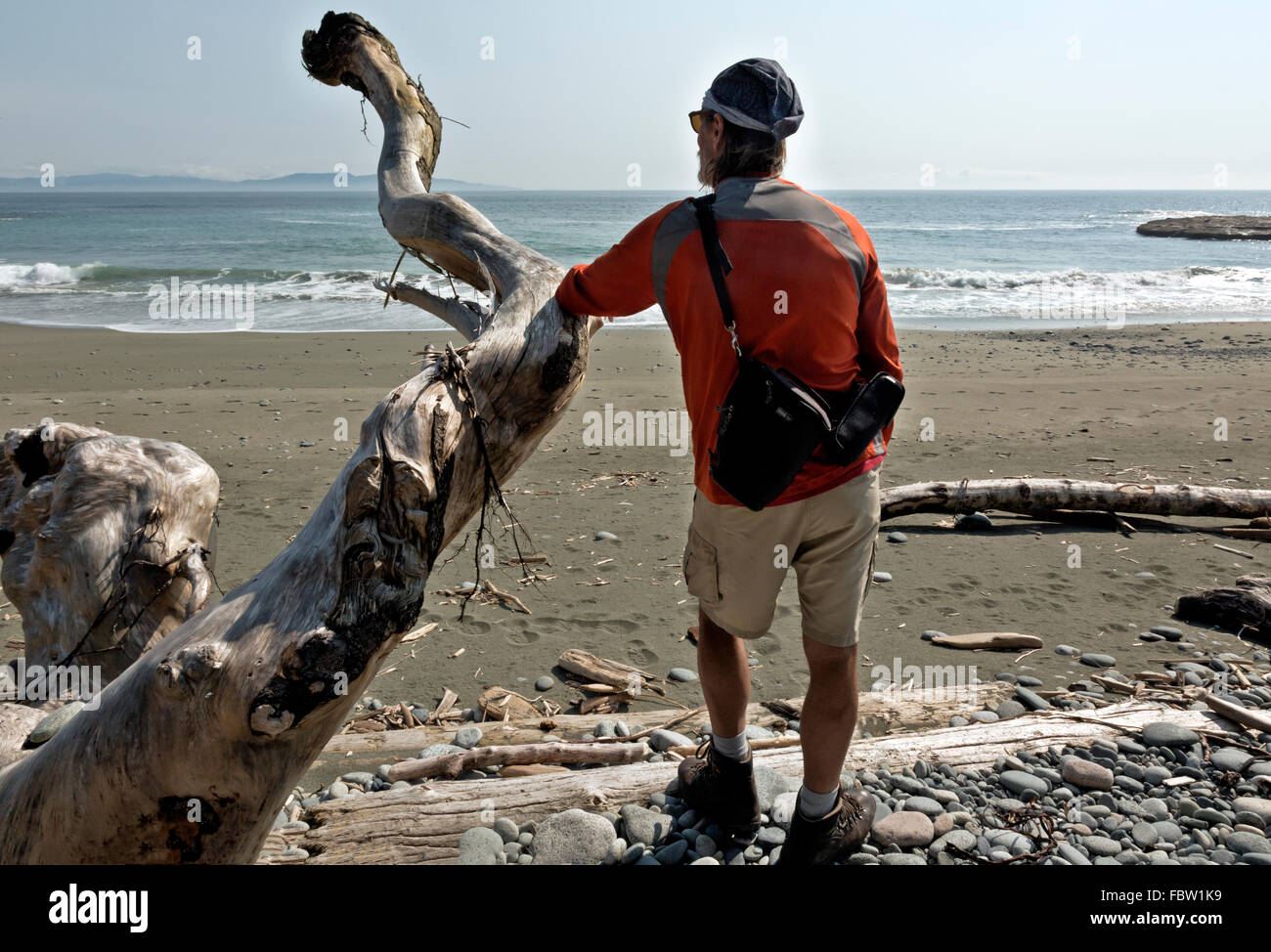 BRITISH COLUMBIA - West Coast Trail Wanderer am Walbran Creek Camp Blick über Juan de Fuca Strait nach Olympic Halbinsel, USA. Stockfoto