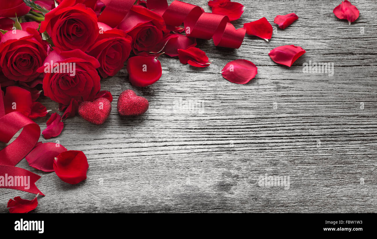 Rosen auf rustikalem Holzbrett, Valentinstag Hintergrund. Stockfoto