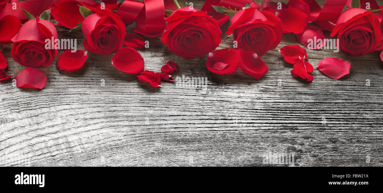 Rosen auf rustikalem Holzbrett, Valentinstag Hintergrund. Stockfoto