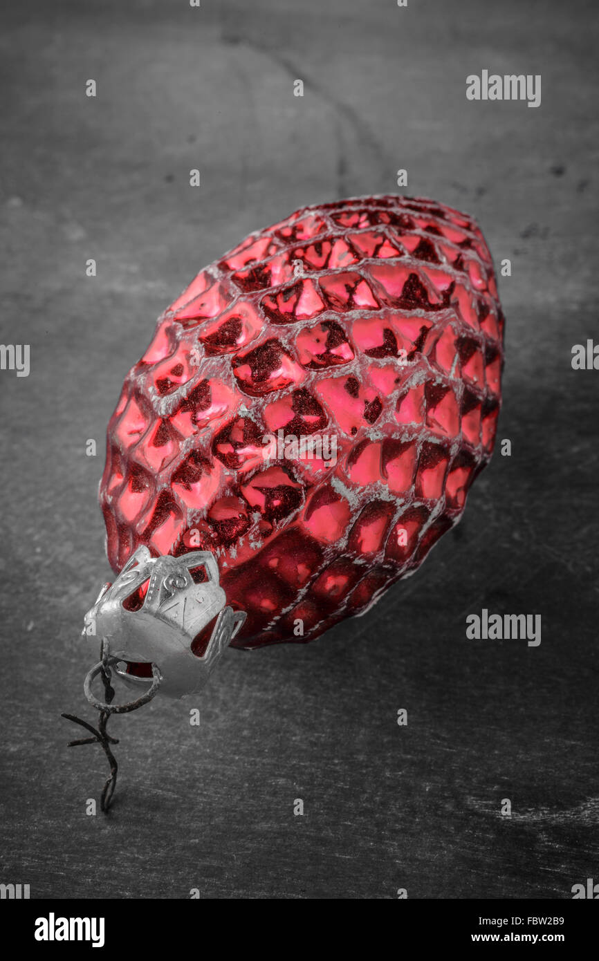 Eine einzelne rote Glas Vintage Christmas Ornament oder Stimmengewirr. Stockfoto