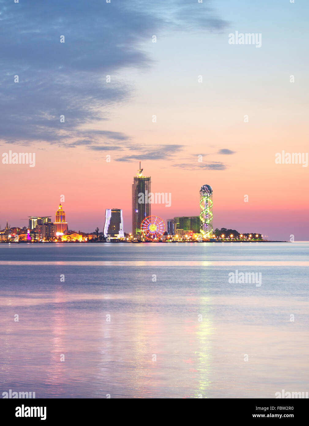 Batumi-Stadt in der Abenddämmerung mit Reflexion im Meer. Georgien Stockfoto