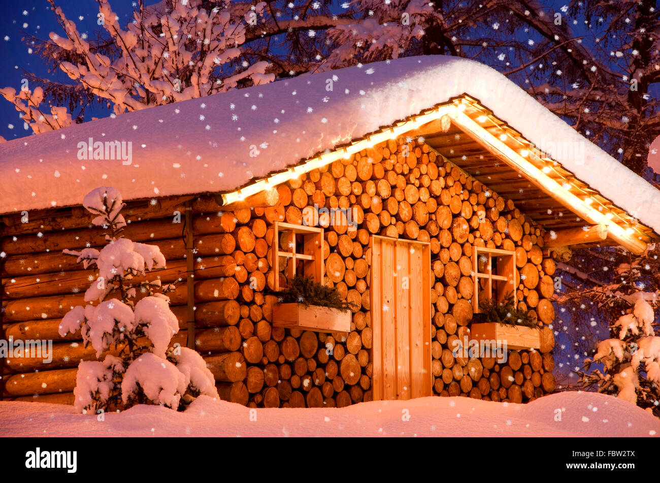 Weihnachten-Hütte-Schnee Stockfoto