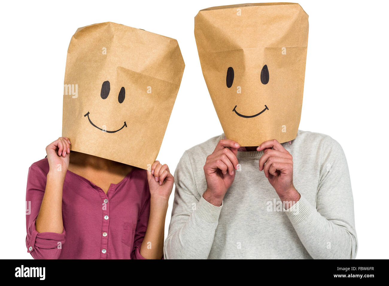 Paare, die ihre Gesichter mit papiertüte Stockfoto