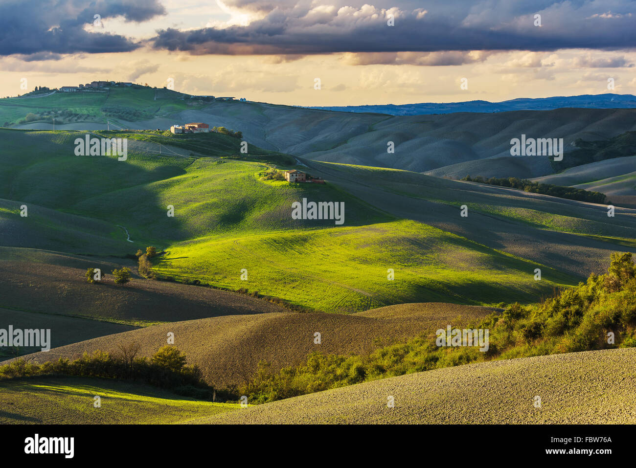 Fantastische sonnige Herbst-Feld in Italien, Toskana-Landschaft. Stockfoto