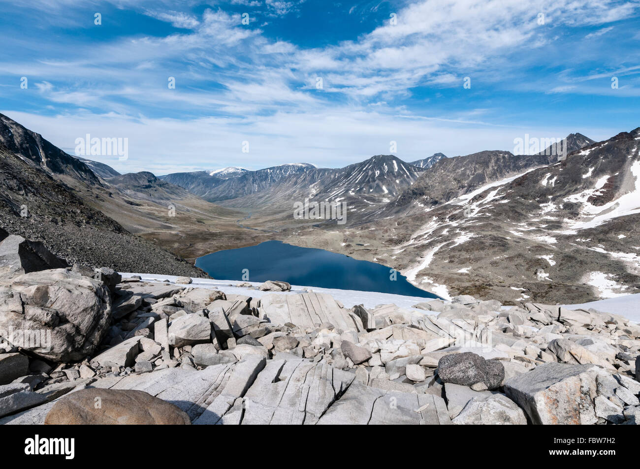 Gebirge Jotunheimen Nationalpark, Blick über den See Kyrkjetjönne ostwärts, gesehen von unten Kyrkja Berggipfel, Norwegen Stockfoto