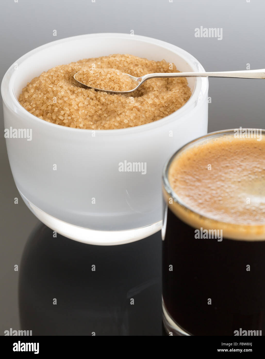 Schwarzer Kaffee und Milchschaum im Glas Tasse mit Zucker Stockfoto