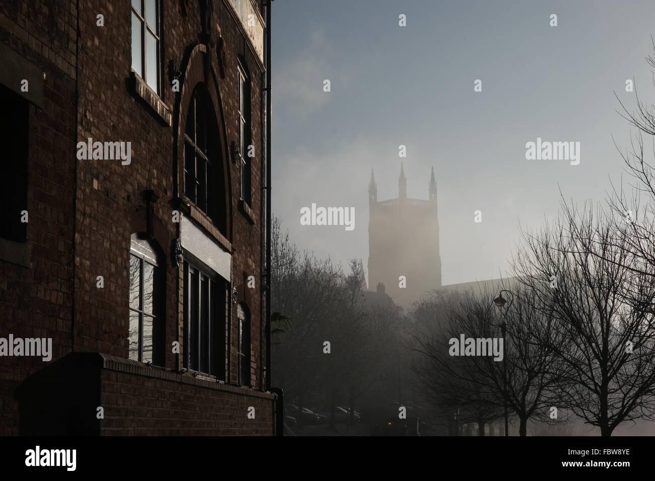 Worcester Cathedral an einem nebligen Morgen, indem eine fast monochrome Bild Stockfoto