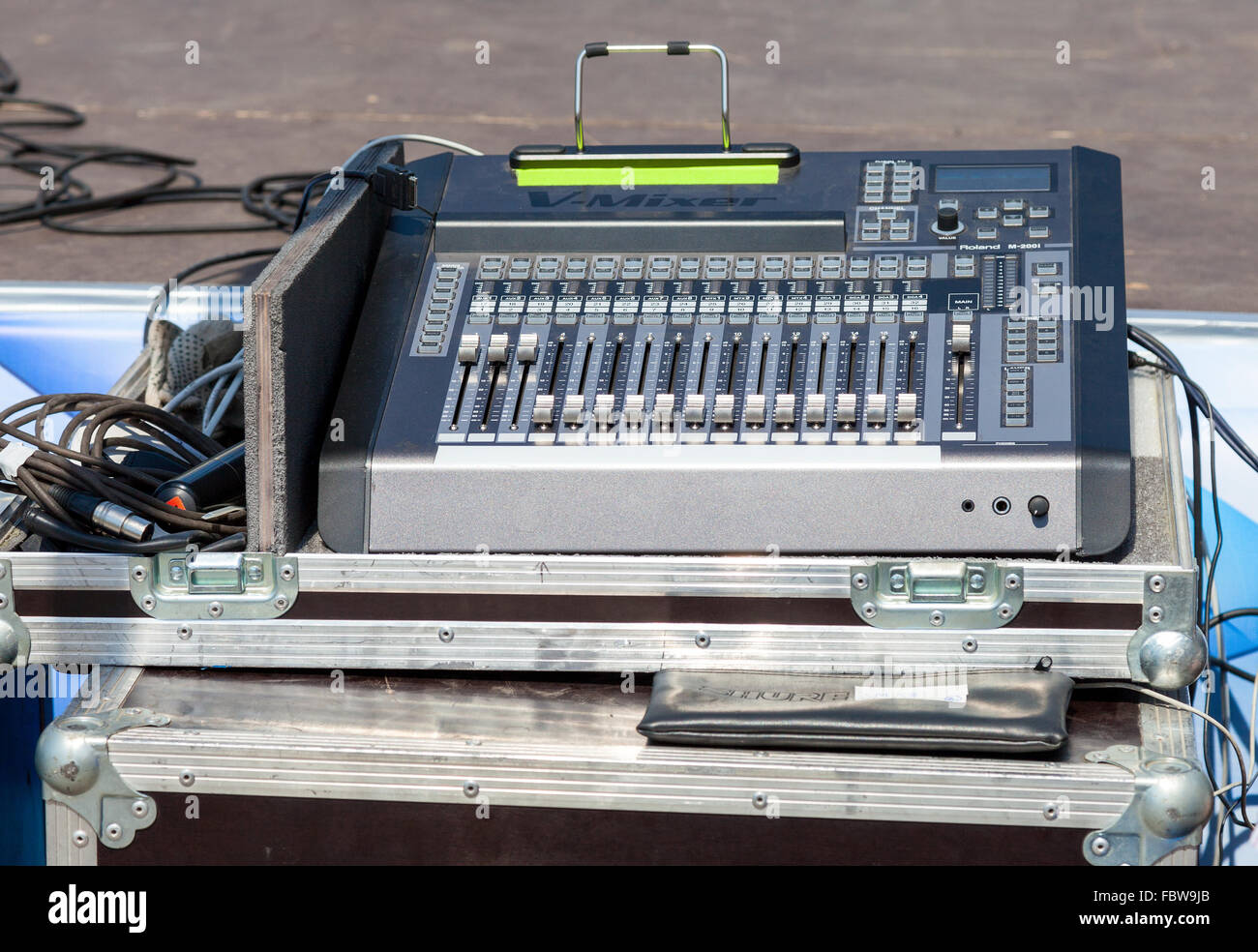 Audio-Mischpult mit Tasten und Regler. Ausrüstung für Konzerte Stockfoto
