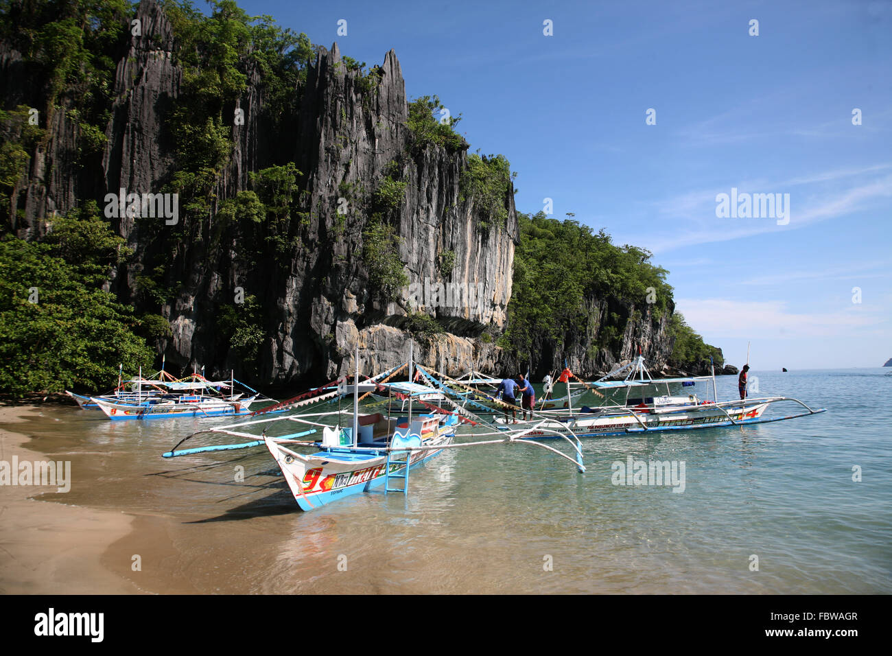 Philippinen Palawan Sabang Ausflugsboote am Strand in der Nähe des unterirdischen Flusses Adrian Baker Stockfoto