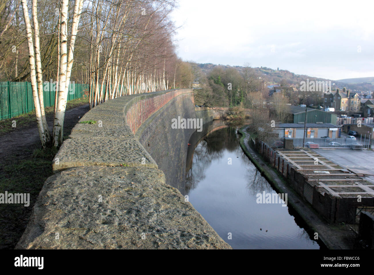 Die große Mauer von Todmorden. Die massive Backsteinmauer, die entlang des Rochdale-Kanals an der Grenze zwischen Lancashire und Yorkshire emporragt. Stockfoto