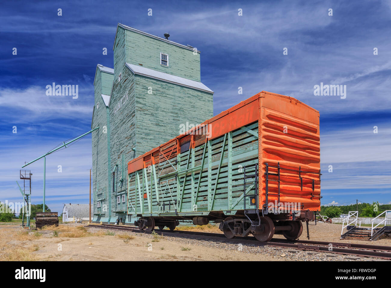 Eine Eisenbahn-Güterwagen oder Viehwaggon und Getreidesilos, Nanton, Alberta, Kanada. Stockfoto