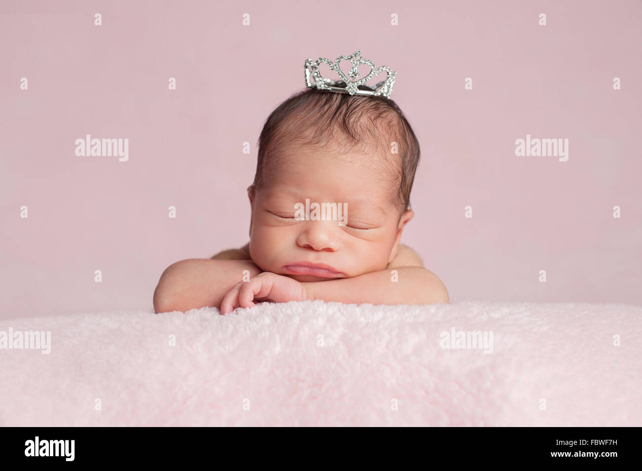 Neugeborenes Mädchen mit Strass Prinzessin Krone Stockfoto