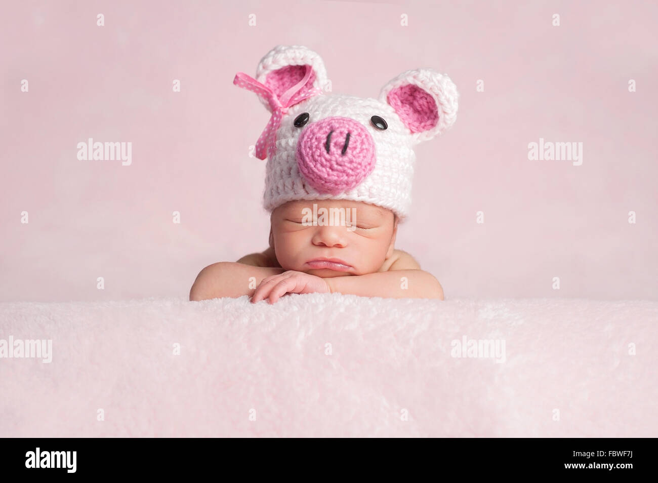 Neugeborenes Babymädchen Ferkel-Kostüm Stockfoto