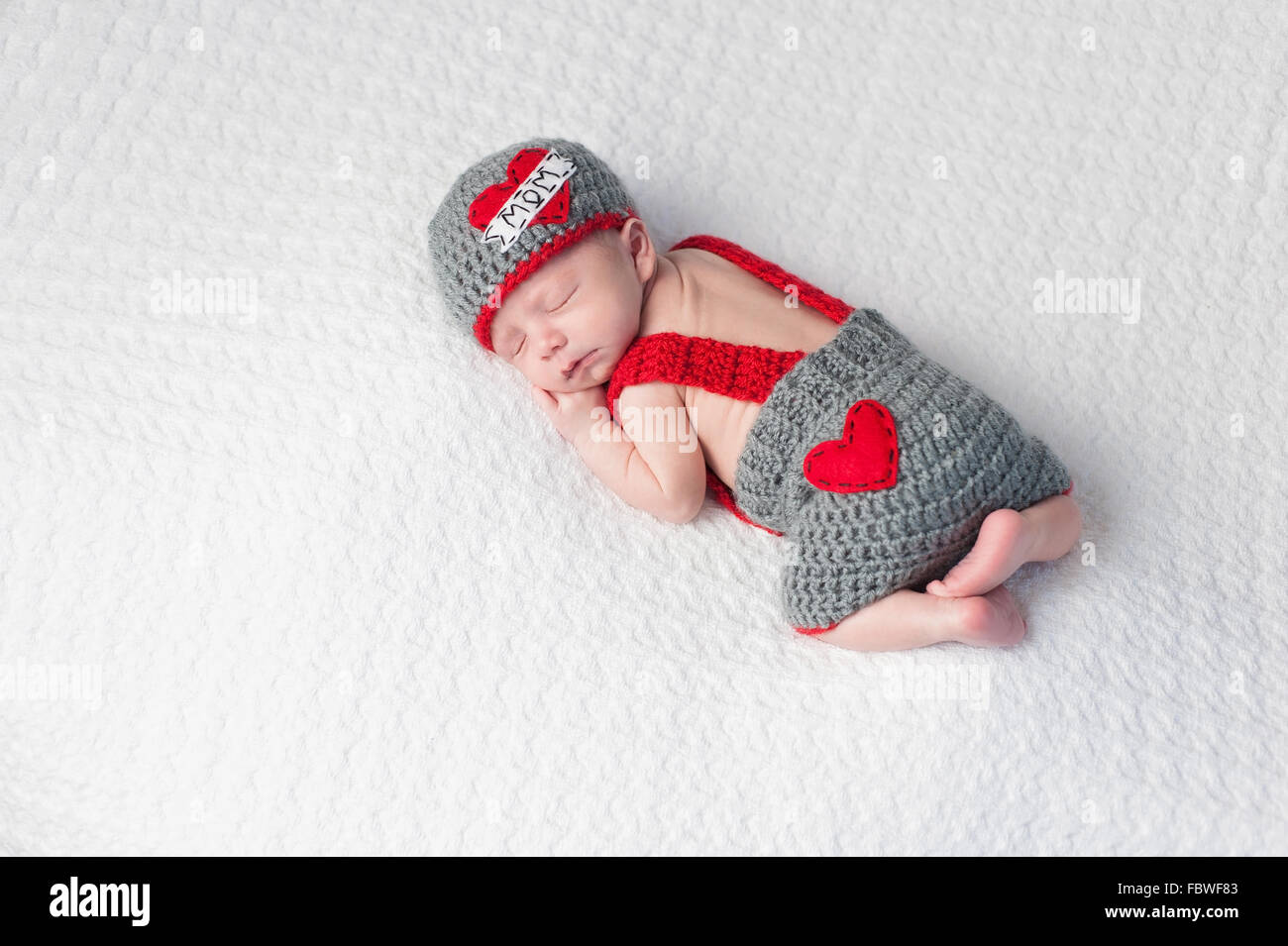 Neugeborenes Baby Boy einen Hut "Liebe Mutter" Stockfoto