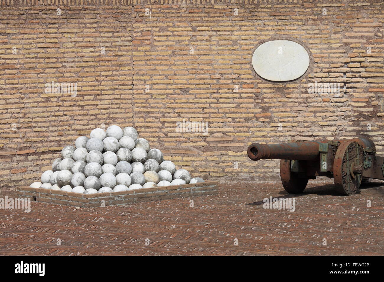 Antike Kanonen mit weißen Stein Kanonenkugeln Stockfoto