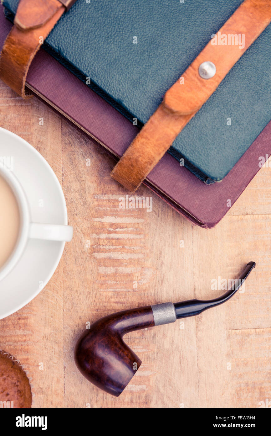 Kaffee mit Tagebücher und Rauchen Rohr Stockfoto